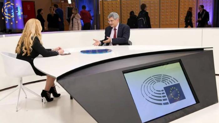 Η όμορφη ξανθιά παρουσιάστρια που γοητεύει το Ευρωκοινοβούλιο (pic) | panathinaikos24.gr Η όμορφη ξανθιά παρουσιάστρια που γοητεύει το Ευρωκοινοβούλιο (pic) | panathinaikos24.gr