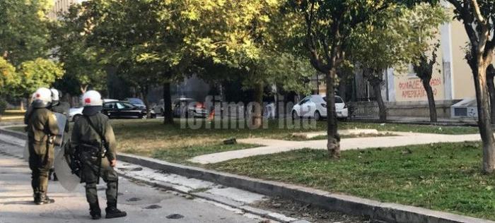Επεισόδια στο Πολυτεχνείο: Κουκουλοφόροι πετούν πέτρες και μολότοφ, κάηκε αυτοκίνητο (pics/video) | panathinaikos24.gr Επεισόδια στο Πολυτεχνείο: Κουκουλοφόροι πετούν πέτρες και μολότοφ, κάηκε αυτοκίνητο (pics/video) | panathinaikos24.gr