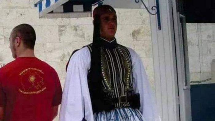 Σκοπιανός φορά μπλούζα της «Μεγάλης Μακεδονίας» δίπλα σε εύζωνα! (ΦΩΤΟ) | panathinaikos24.gr Σκοπιανός φορά μπλούζα της «Μεγάλης Μακεδονίας» δίπλα σε εύζωνα! (ΦΩΤΟ) | panathinaikos24.gr
