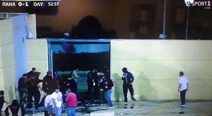 Ξύλο οπαδών του Ολυμπιακού με την αστυνομία στην Πάτρα και χρήση δακρυγόνων (pics) | panathinaikos24.gr Ξύλο οπαδών του Ολυμπιακού με την αστυνομία στην Πάτρα και χρήση δακρυγόνων (pics) | panathinaikos24.gr