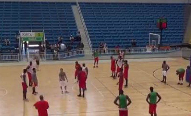 Απίστευτο: Έπεσε προβολέας από την οροφή στην προπόνηση της Ανγκόλας! (vid) | panathinaikos24.gr Απίστευτο: Έπεσε προβολέας από την οροφή στην προπόνηση της Ανγκόλας! (vid) | panathinaikos24.gr