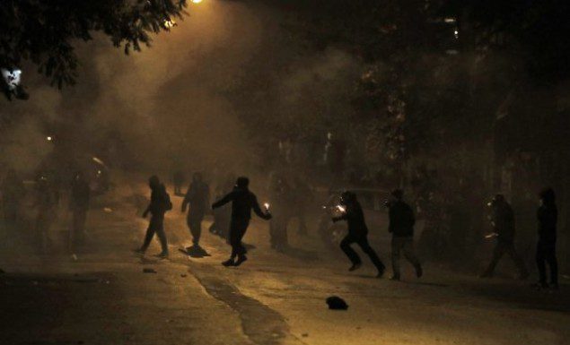 Πεδίο μάχης τα Εξάρχεια – «Βροχή» από μολότοφ (vid)