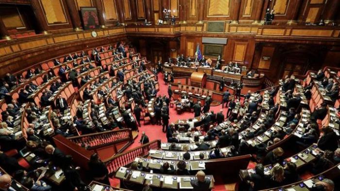 Ροζ σκάνδαλο: Δύο άνδρες πολιτικοί σε ερωτικές περιπτύξεις μέσα στη Βουλή