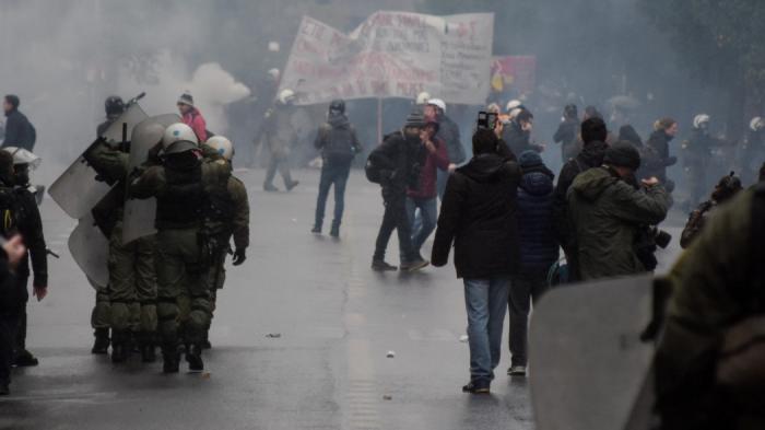 Φωτιές και οδοφράγματα στα Εξάρχεια -Κουκουλοφόροι ανεβαίνουν σε ταράτσες | panathinaikos24.gr Φωτιές και οδοφράγματα στα Εξάρχεια -Κουκουλοφόροι ανεβαίνουν σε ταράτσες | panathinaikos24.gr