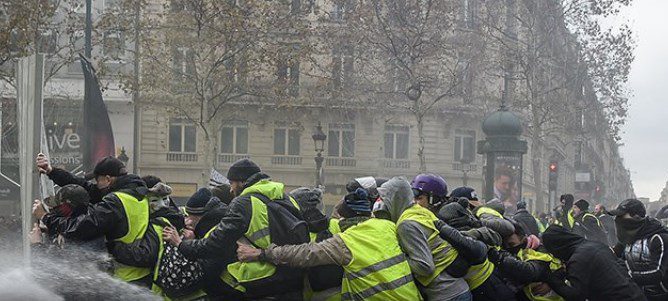 Παρίσι: Αστυνομικός πυροβόλησε φωτογράφο και ζήτησε συγνώμη γιατί στόχευε… άλλον! (vid)