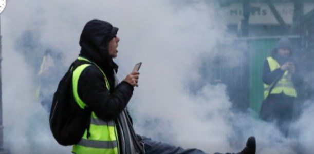 Αληθινή κόλαση στο Παρίσι απ’ τις διαδηλώσεις – Φωτιά στα Ηλύσια Πεδία (vid)