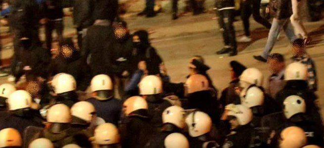 Ένταση και πολύ ξύλο οπαδών με ΜΑΤ στη Λαμία (vid)