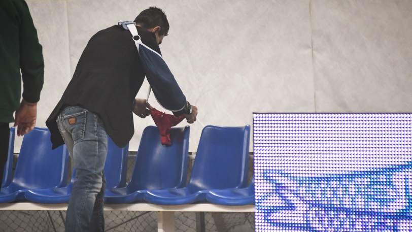 Άφησε κόκκινο εσώρουχο στον πάγκο του Ολυμπιακού ο Γιαννακόπουλος (pics)
