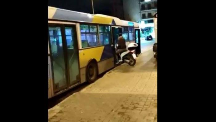 Λεωφορείο ΟΑΣΑ: Ένας… θεούλης μπήκε μέσα με το μηχανάκι (vid) | panathinaikos24.gr Λεωφορείο ΟΑΣΑ: Ένας… θεούλης μπήκε μέσα με το μηχανάκι (vid) | panathinaikos24.gr