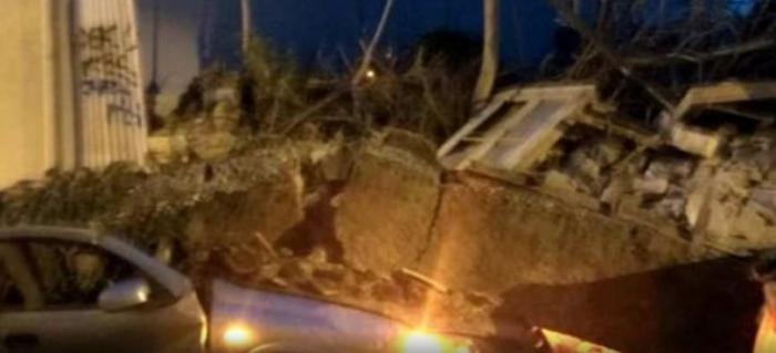 Κατέρρευσε σπίτι στο Γκάζι – Καταπλάκωσε δυο αυτοκίνητα (pics) | panathinaikos24.gr Κατέρρευσε σπίτι στο Γκάζι – Καταπλάκωσε δυο αυτοκίνητα (pics) | panathinaikos24.gr