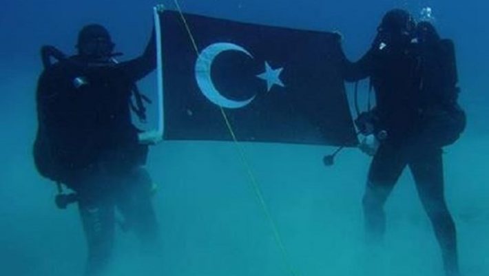 Κομάντο φωτογραφίζονται με την τουρκική σημαία στον βυθό της Σούδας (ΦΩΤΟ)