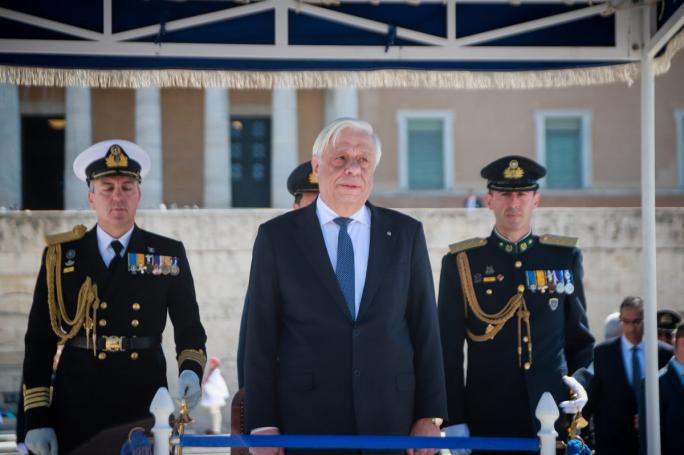 25η Μαρτίου: Η στιγμή που άνδρας προσπαθεί να επιτεθεί στον Παυλόπουλο (vid) | panathinaikos24.gr 25η Μαρτίου: Η στιγμή που άνδρας προσπαθεί να επιτεθεί στον Παυλόπουλο (vid) | panathinaikos24.gr