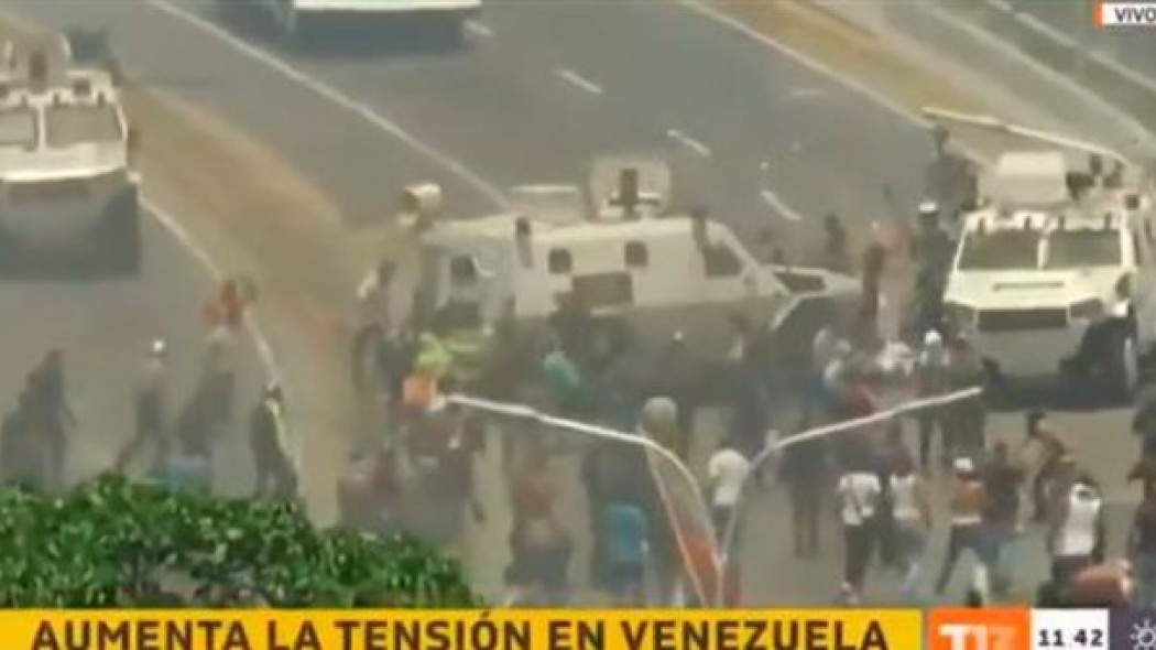 Βίντεο – σοκ από τη Βενεζουέλα: Στρατιωτικό όχημα πέφτει πάνω σε διαδηλωτές