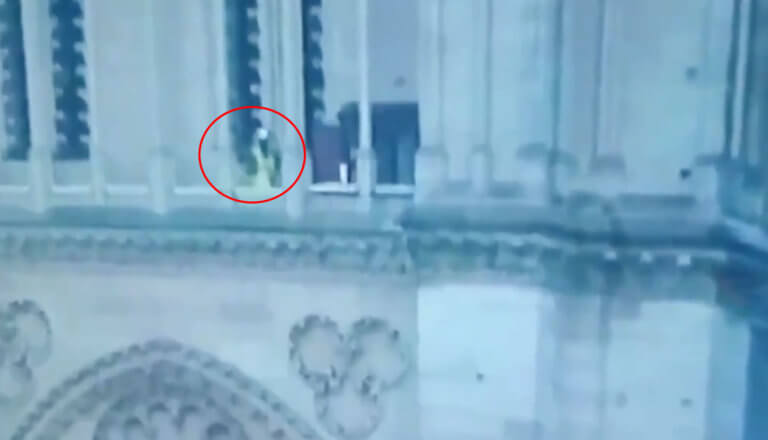 Βίντεο – θρίλερ: Άγνωστος βρίσκεται μέσα στην Παναγία των Παρισίων την ώρα της φωτιάς