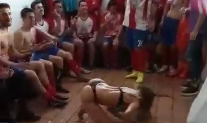 Ομάδα γιόρτασε την άνοδό της με στριπτιζέζ στα αποδυτήρια (video) | panathinaikos24.gr Ομάδα γιόρτασε την άνοδό της με στριπτιζέζ στα αποδυτήρια (video) | panathinaikos24.gr