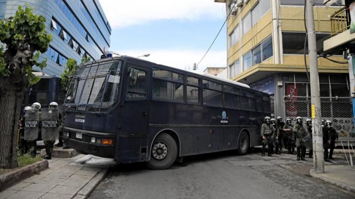 Επεισόδια με μολότοφ και δακρυγόνα στον Κολωνό | panathinaikos24.gr Επεισόδια με μολότοφ και δακρυγόνα στον Κολωνό | panathinaikos24.gr