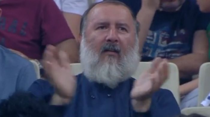 Παπάς στο ΟΑΚΑ φώναζε «Ρικ Πιτίνο οε, οε, οε» (pic) | panathinaikos24.gr Παπάς στο ΟΑΚΑ φώναζε «Ρικ Πιτίνο οε, οε, οε» (pic) | panathinaikos24.gr