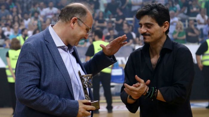 Σεβασμός: Ο Γιαννακόπουλος βράβευσε το δευτεραθλητή Λιόλιο (pics)! | panathinaikos24.gr Σεβασμός: Ο Γιαννακόπουλος βράβευσε το δευτεραθλητή Λιόλιο (pics)! | panathinaikos24.gr