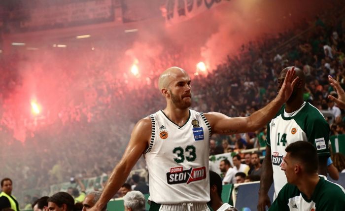 Η αγκαλιά Πιτίνο – Καλάθη στο παρκέ του ΟΑΚΑ (pic) | panathinaikos24.gr Η αγκαλιά Πιτίνο – Καλάθη στο παρκέ του ΟΑΚΑ (pic) | panathinaikos24.gr