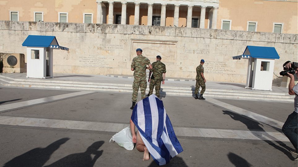 Ολόγυμνος με την ελληνική σημαία στον Άγνωστο Στρατιώτη