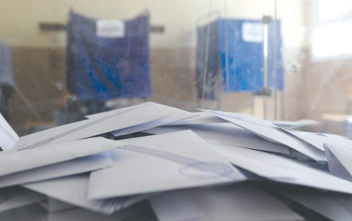 Εξάρχεια: Κουκουλοφόροι έκλεψαν κάλπη από εκλογικό τμήμα | panathinaikos24.gr Εξάρχεια: Κουκουλοφόροι έκλεψαν κάλπη από εκλογικό τμήμα | panathinaikos24.gr