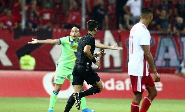 Σκάνδαλο και με VAR: Δε δόθηκε πέναλτι- μαρς στον Αστέρα- «Φύγε Κουμπαράκη» φώναζε ο Καραπαπάς! (vid)