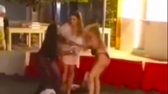 Μύκονος: Βίντεο με άγριο ξύλο μεταξύ γυναικών | panathinaikos24.gr Μύκονος: Βίντεο με άγριο ξύλο μεταξύ γυναικών | panathinaikos24.gr