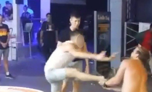 Άγριος καβγάς στην Αγία Νάπα: Μαχητής του MMA «ισοπέδωσε» δύο τουρίστες (vid) | panathinaikos24.gr Άγριος καβγάς στην Αγία Νάπα: Μαχητής του MMA «ισοπέδωσε» δύο τουρίστες (vid) | panathinaikos24.gr