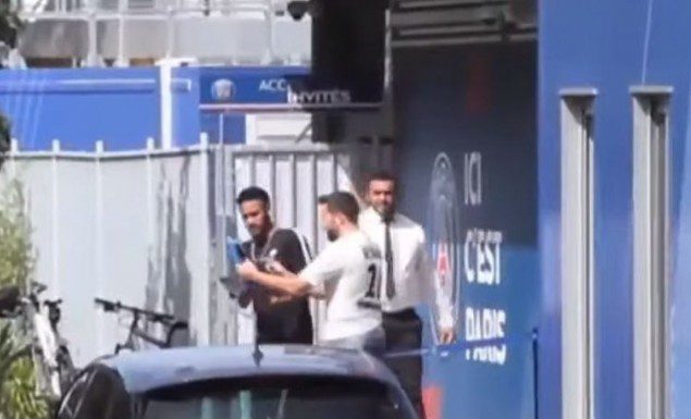 Άγριο κράξιμο σε Νεϊμάρ από υπάλληλο της Παρί (vid) | panathinaikos24.gr Άγριο κράξιμο σε Νεϊμάρ από υπάλληλο της Παρί (vid) | panathinaikos24.gr