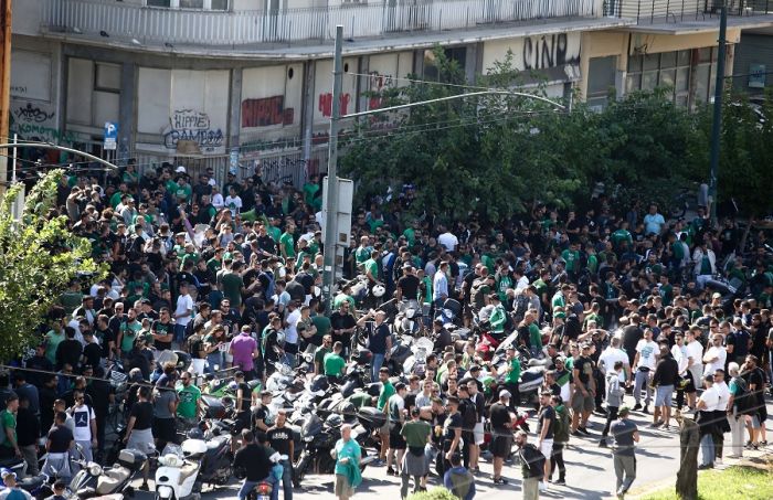 Στο κλειστό του ΟΑΚΑ η πορεία – Συνθήματα κατά Αλαφούζου | panathinaikos24.gr Στο κλειστό του ΟΑΚΑ η πορεία – Συνθήματα κατά Αλαφούζου | panathinaikos24.gr