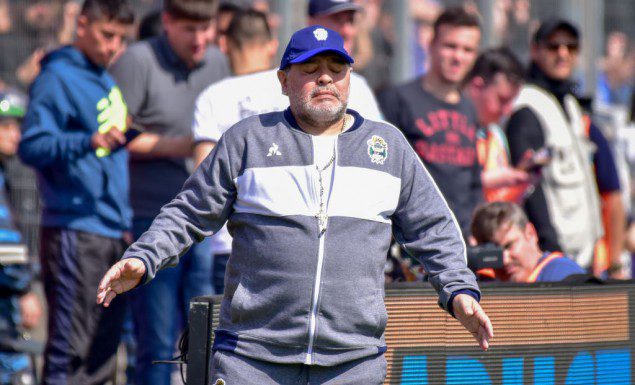 Θεϊκός Μαραντόνα: Έκανε δηλώσεις περπατώντας και η διαφημιστική πινακίδα… τον ακολουθούσε! (vid) | panathinaikos24.gr Θεϊκός Μαραντόνα: Έκανε δηλώσεις περπατώντας και η διαφημιστική πινακίδα… τον ακολουθούσε! (vid) | panathinaikos24.gr