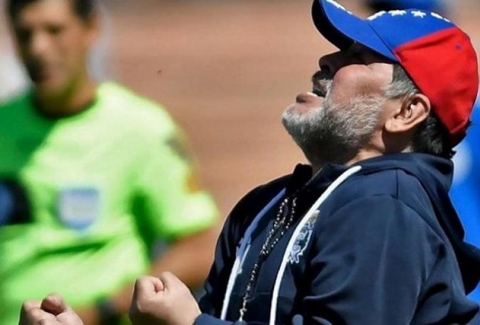 Ο Μαραντόνα κέρδισε και το πανηγυρίζει με… περίεργο χορό (vid) | panathinaikos24.gr Ο Μαραντόνα κέρδισε και το πανηγυρίζει με… περίεργο χορό (vid) | panathinaikos24.gr