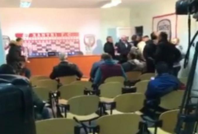 Επεισόδιο και χυδαίες ύβρεις Καραπαπά σε δημοσιογράφο στα Πηγάδια (vids) | panathinaikos24.gr Επεισόδιο και χυδαίες ύβρεις Καραπαπά σε δημοσιογράφο στα Πηγάδια (vids) | panathinaikos24.gr