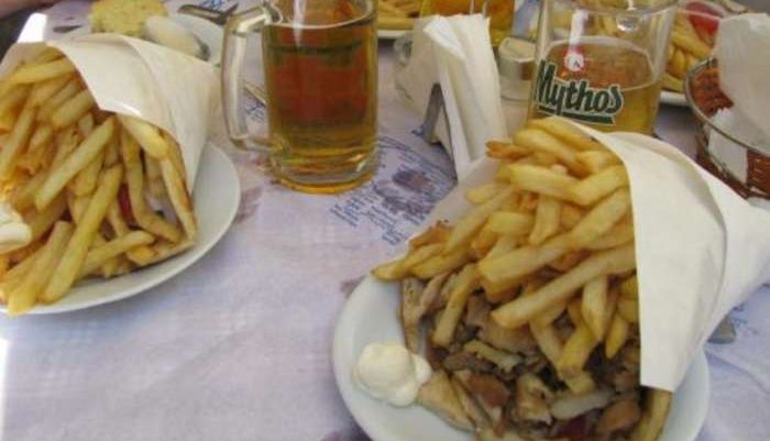 Με δυο μπουκιές έσκασες: Αυτό είναι το μεγαλύτερο πιτόγυρο στην Ελλάδα! (pics)
