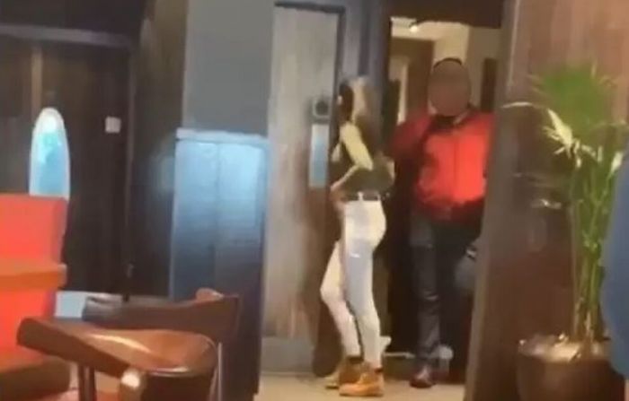Σερβιτόρος μπήκε στις τουαλέτες και έκανε παρατήρηση σε ζευγάρι που ερωτοτροπούσε (pics) | panathinaikos24.gr Σερβιτόρος μπήκε στις τουαλέτες και έκανε παρατήρηση σε ζευγάρι που ερωτοτροπούσε (pics) | panathinaikos24.gr