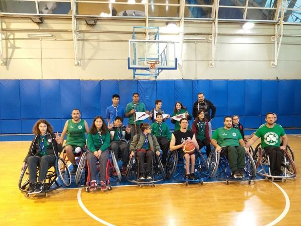 Μια έκπληξη στην προπόνηση της ομάδας μπάσκετ του Παναθηναϊκού με αμαξίδιο | panathinaikos24.gr Μια έκπληξη στην προπόνηση της ομάδας μπάσκετ του Παναθηναϊκού με αμαξίδιο | panathinaikos24.gr