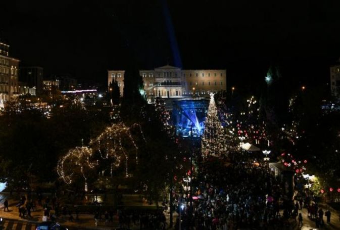 Γέρνει το χριστουγεννιάτικο δέντρο στο Σύνταγμα (vid) | panathinaikos24.gr Γέρνει το χριστουγεννιάτικο δέντρο στο Σύνταγμα (vid) | panathinaikos24.gr