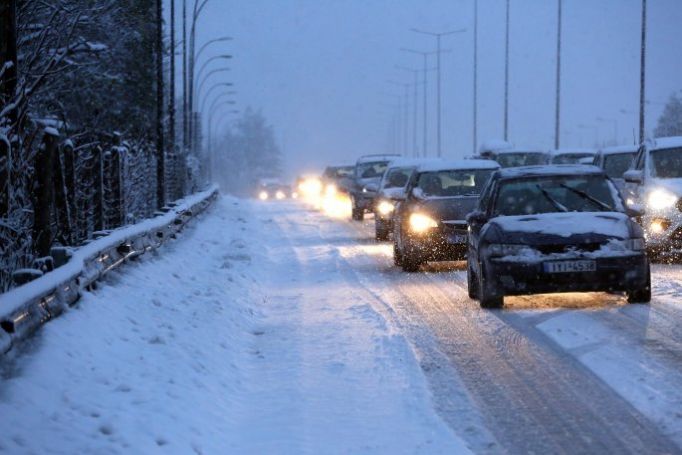 Εικόνες χάους στην Αθηνών-Λαμίας: Εκατοντάδες οδηγοί στο έλεος του χιονιά (pics)