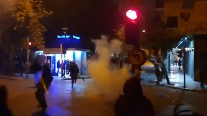 Βίντεο που σοκάρει: Άνδρας των ΜΑΤ… βουτάει και ρίχνει βίαια κάτω μια κοπέλα για να τη συλλάβει (vid) | panathinaikos24.gr Βίντεο που σοκάρει: Άνδρας των ΜΑΤ… βουτάει και ρίχνει βίαια κάτω μια κοπέλα για να τη συλλάβει (vid) | panathinaikos24.gr