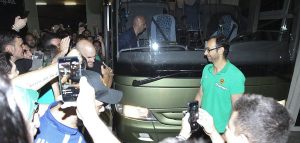 Αποθέωση για τον Παναθηναϊκό έξω από το ΟΑΚΑ | panathinaikos24.gr Αποθέωση για τον Παναθηναϊκό έξω από το ΟΑΚΑ | panathinaikos24.gr