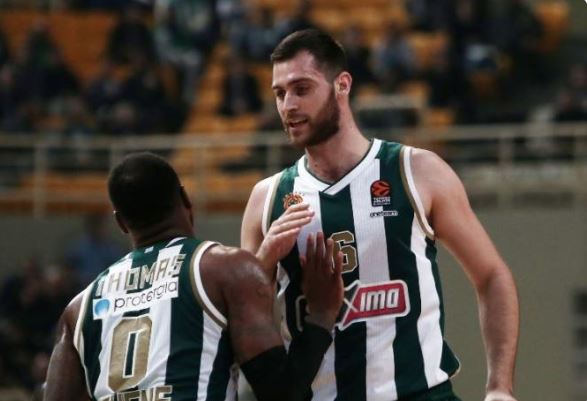 Αποθέωσε Παπαγιάννη στα αποδυτήρια ο Πιτίνο! | panathinaikos24.gr Αποθέωσε Παπαγιάννη στα αποδυτήρια ο Πιτίνο! | panathinaikos24.gr