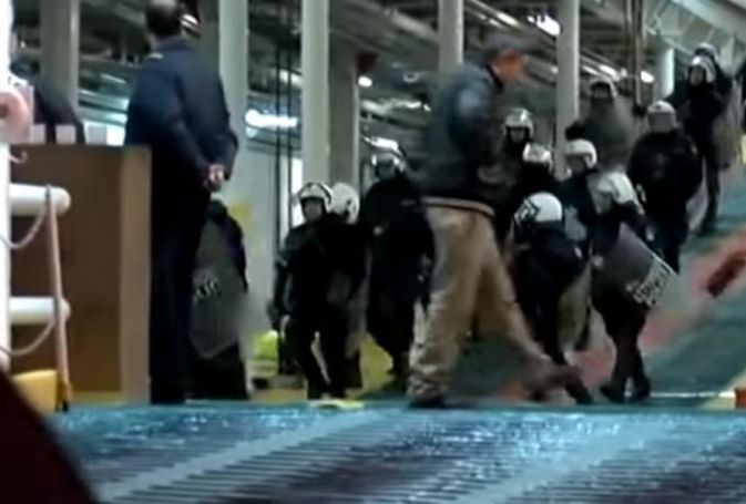 Επεισόδια οπαδών του Ολυμπιακού με την αστυνομία στο πλοίο! (vid) | panathinaikos24.gr Επεισόδια οπαδών του Ολυμπιακού με την αστυνομία στο πλοίο! (vid) | panathinaikos24.gr