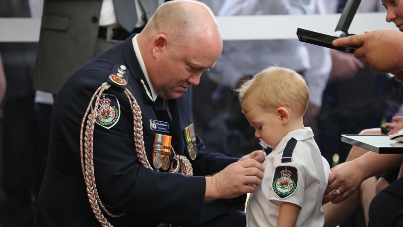 Πυροσβέστης πέθανε στις φωτιές της Αυστραλίας και παρασημοφορήθηκε ο 19 μηνών γιος του (pics)