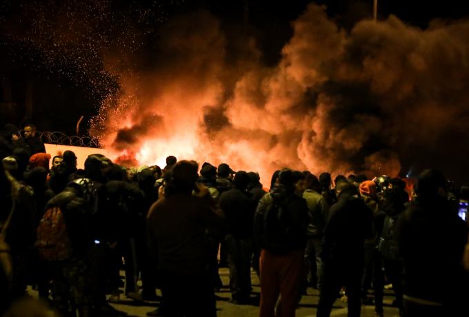 Λέσβος: «Κόλαση» με νέες συγκρούσεις κατοίκων και ΜΑΤ (vids)