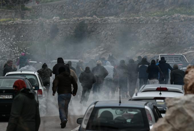Χίος: Αποχώρησαν τα ΜΑΤ σπάζοντας αυτοκίνητα και αποκαλώντας τους Χιώτες τουρκόσπορους (vids)