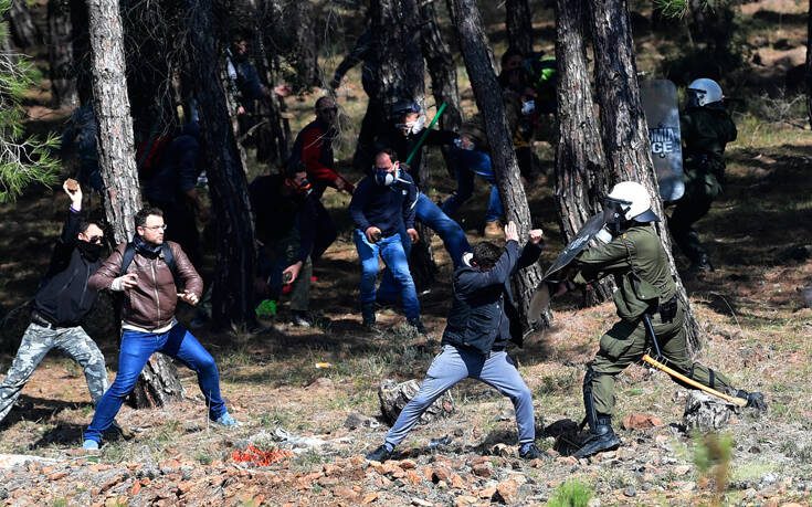 Κάτοικοι έβγαλαν τα όπλα στη Λέσβο – Πυροβολούν με καραμπίνες αστυνομικούς