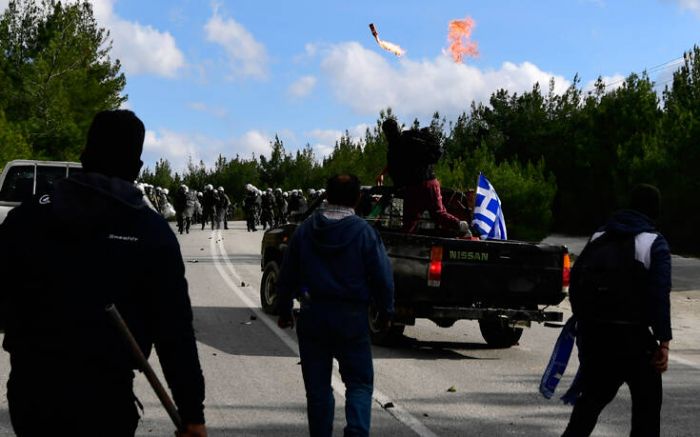 Λέσβος: Πολίτες με όπλα εναντίον αστυνομικών – Χάος αυτή την ώρα | panathinaikos24.gr Λέσβος: Πολίτες με όπλα εναντίον αστυνομικών – Χάος αυτή την ώρα | panathinaikos24.gr