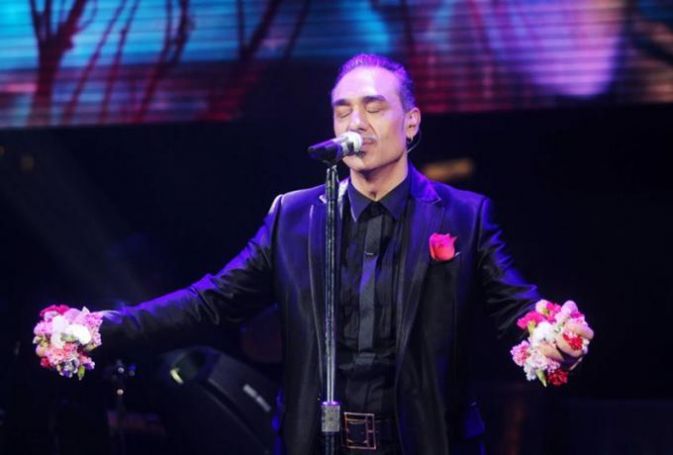 Κατέρρευσε επί σκηνής ο Νότης Σφακιανάκης (vid) | panathinaikos24.gr Κατέρρευσε επί σκηνής ο Νότης Σφακιανάκης (vid) | panathinaikos24.gr