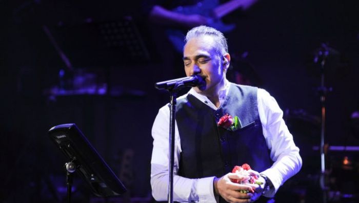 Πήρε τα μέτρα του: Έτσι θα εμφανίζεται στη σκηνή ο Σφακιανάκης για να μην ξαναπέσει (Pics) | panathinaikos24.gr Πήρε τα μέτρα του: Έτσι θα εμφανίζεται στη σκηνή ο Σφακιανάκης για να μην ξαναπέσει (Pics) | panathinaikos24.gr