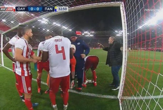 Μόνο στο ελληνικό ποδόσφαιρο: Ο Καραπαπάς έφτασε στη μικρή περιοχή για να διαμαρτυρηθεί! (pics) | panathinaikos24.gr Μόνο στο ελληνικό ποδόσφαιρο: Ο Καραπαπάς έφτασε στη μικρή περιοχή για να διαμαρτυρηθεί! (pics) | panathinaikos24.gr